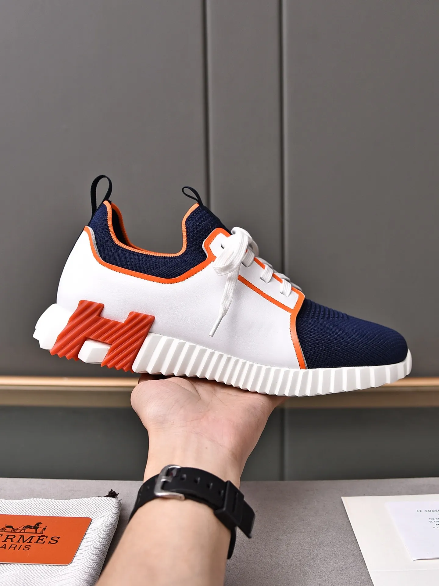 Factory price PP600 [Hermes] fe new arrival~ New Bouncing sneakers are the most comfortable shoes from Hermès, no one else⃣️. They are very light on the feet and look great. You won’t feel tired even when you go shopping and running around. 👍 Very light and comfortable, very light, suitable for both sports and leisure, and feel great when you step on them! It’s up to you to choose, there’s always what you want~ ✔️Fabric: Imported first-layer cowhide + high-elastic fly weave ✔️Inner lining: Imported water-dyed cow lining ✔️Outsole: Seamless combination of IP+TPU (multi-color letters) German technology irradiation machine ✔️Code number: Male 38-44 (45 customized)